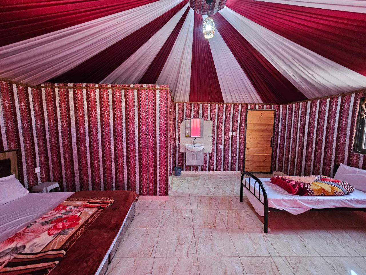 לינה וארוחת בוקר וואדי רם Beduin Star Trail Camp מראה חיצוני תמונה