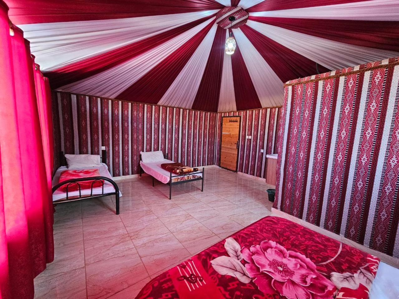 לינה וארוחת בוקר וואדי רם Beduin Star Trail Camp מראה חיצוני תמונה