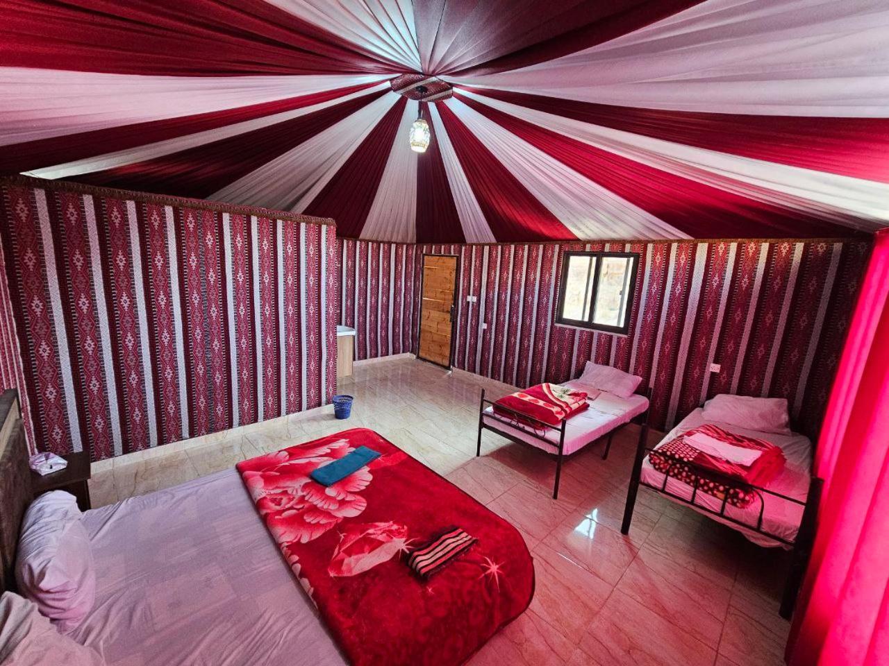 לינה וארוחת בוקר וואדי רם Beduin Star Trail Camp מראה חיצוני תמונה