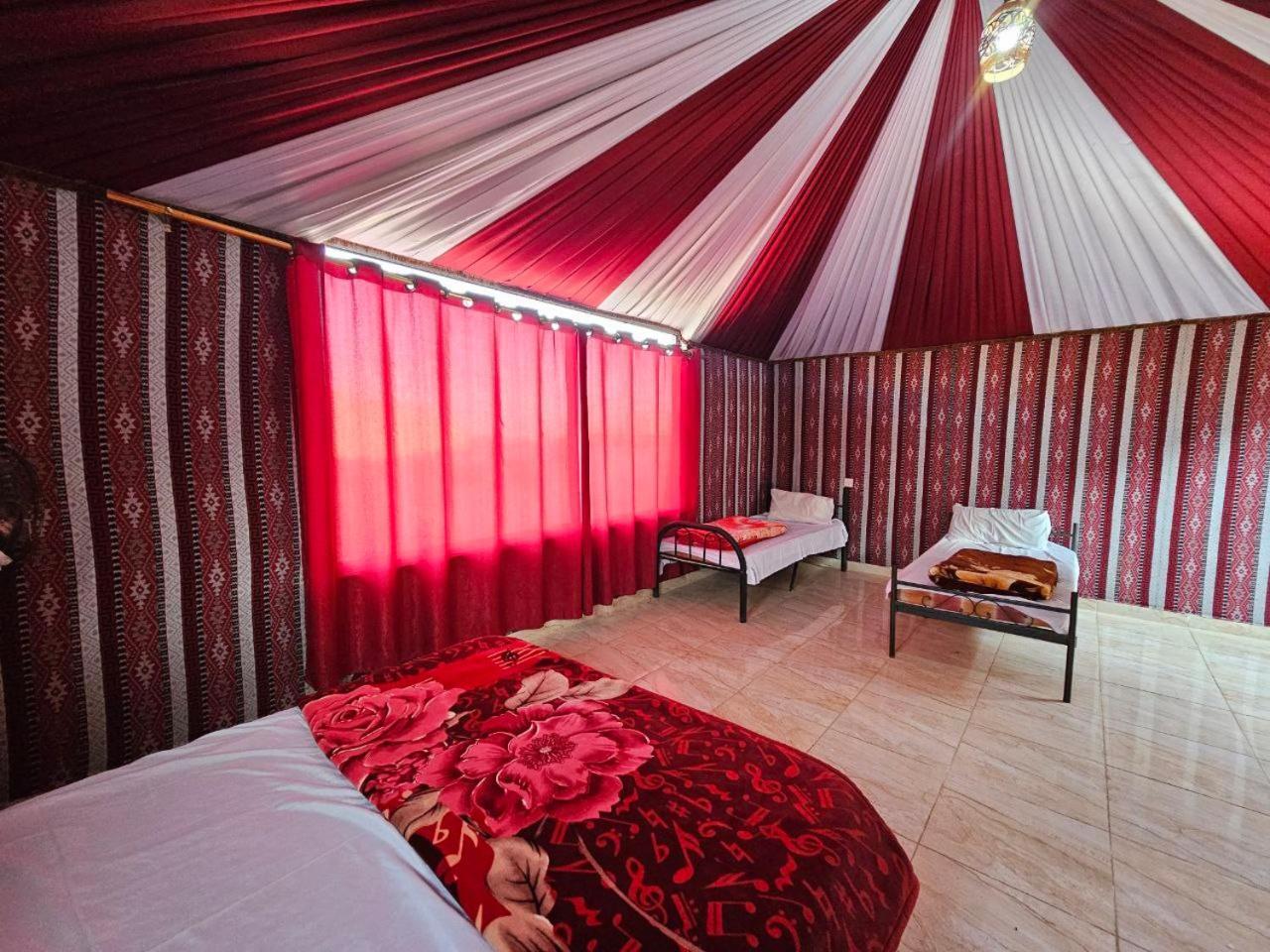 לינה וארוחת בוקר וואדי רם Beduin Star Trail Camp מראה חיצוני תמונה