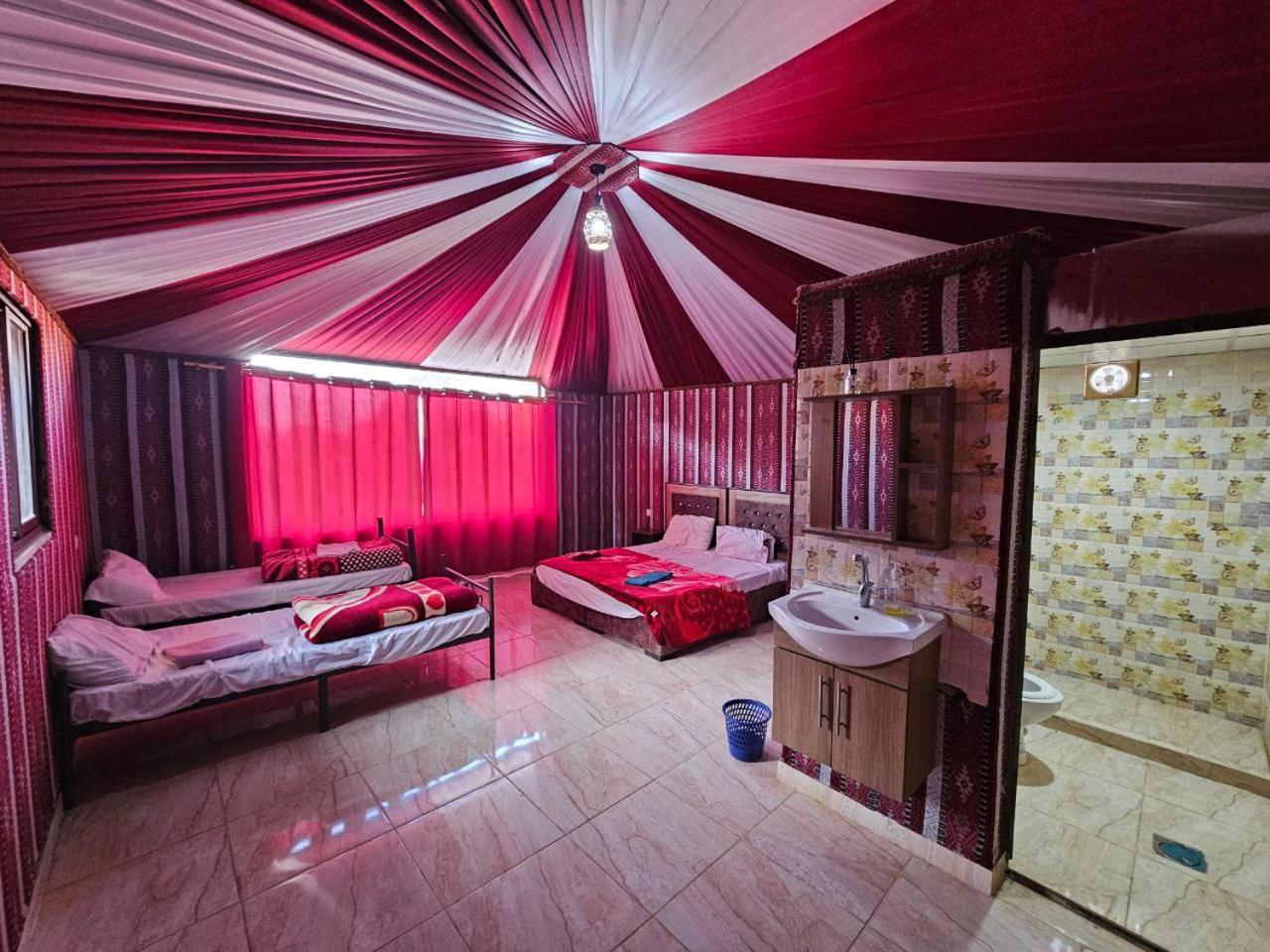 לינה וארוחת בוקר וואדי רם Beduin Star Trail Camp מראה חיצוני תמונה