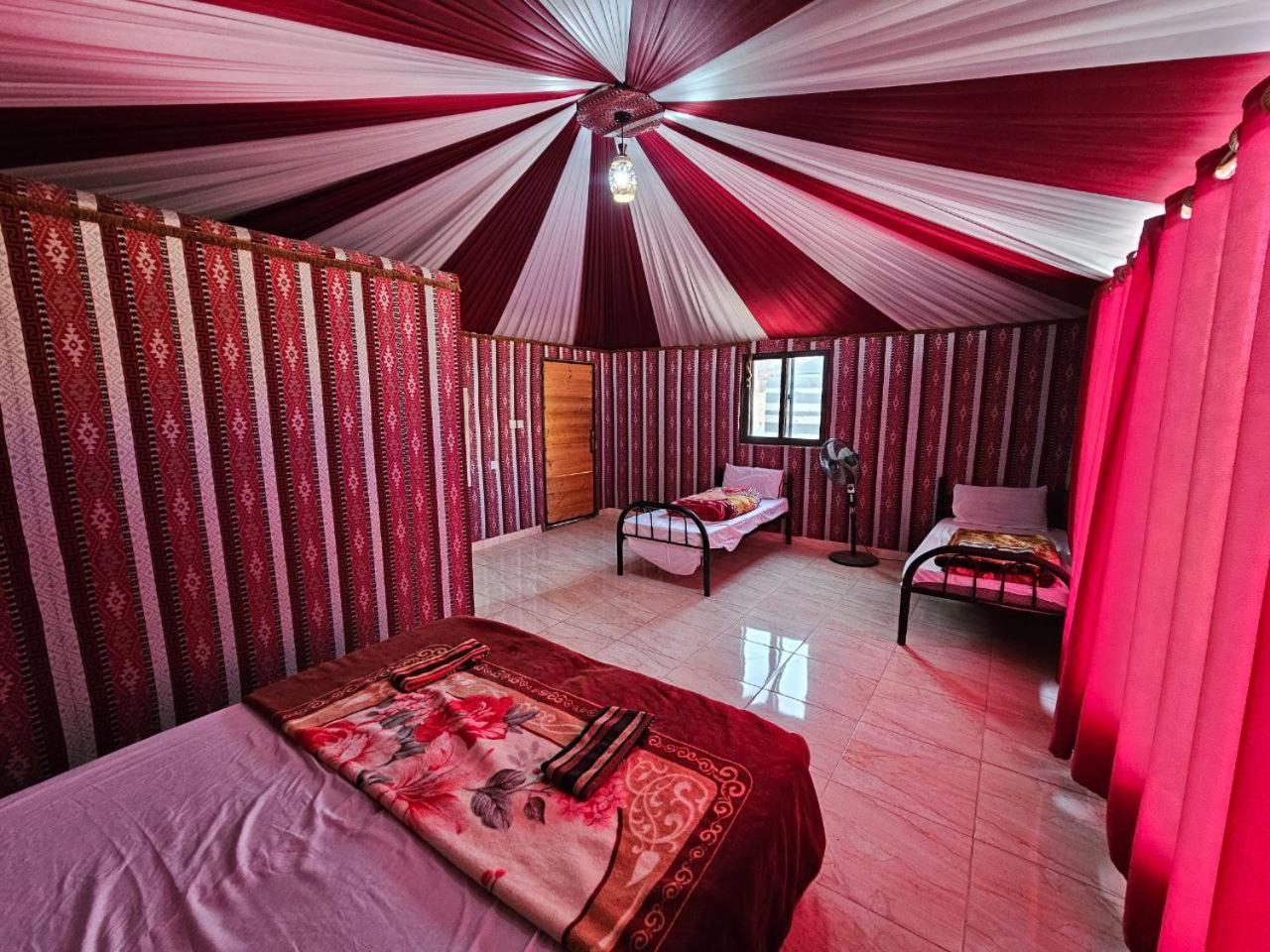 לינה וארוחת בוקר וואדי רם Beduin Star Trail Camp מראה חיצוני תמונה