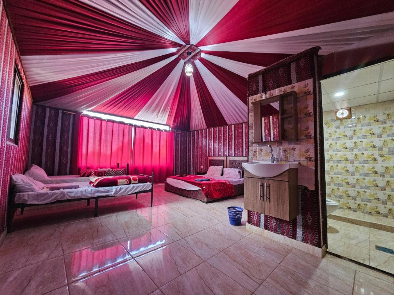 לינה וארוחת בוקר וואדי רם Beduin Star Trail Camp מראה חיצוני תמונה