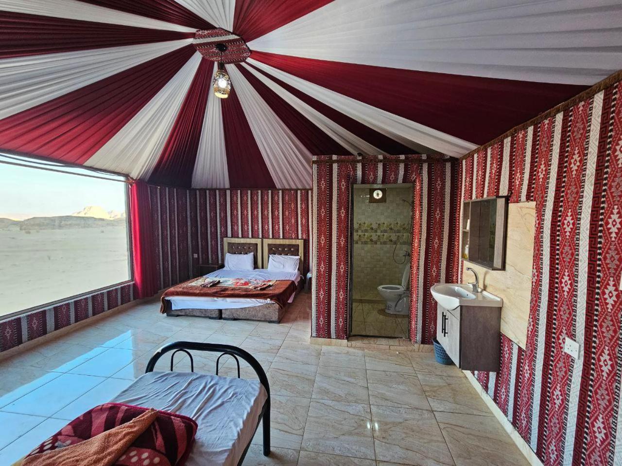 לינה וארוחת בוקר וואדי רם Beduin Star Trail Camp מראה חיצוני תמונה