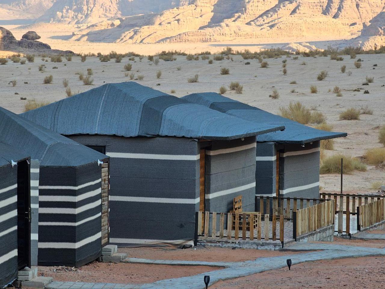 לינה וארוחת בוקר וואדי רם Beduin Star Trail Camp מראה חיצוני תמונה