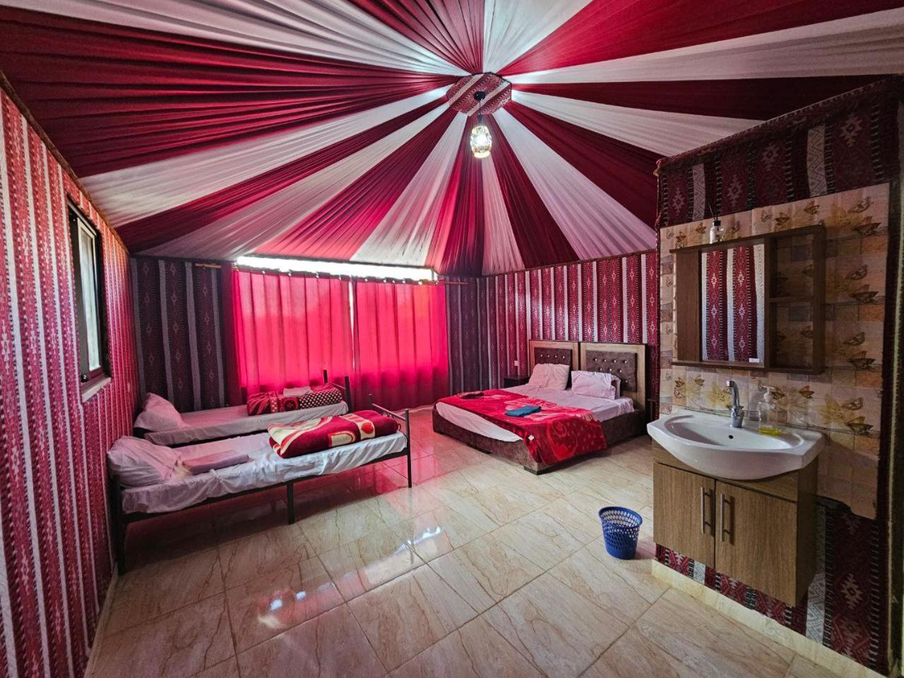 לינה וארוחת בוקר וואדי רם Beduin Star Trail Camp מראה חיצוני תמונה