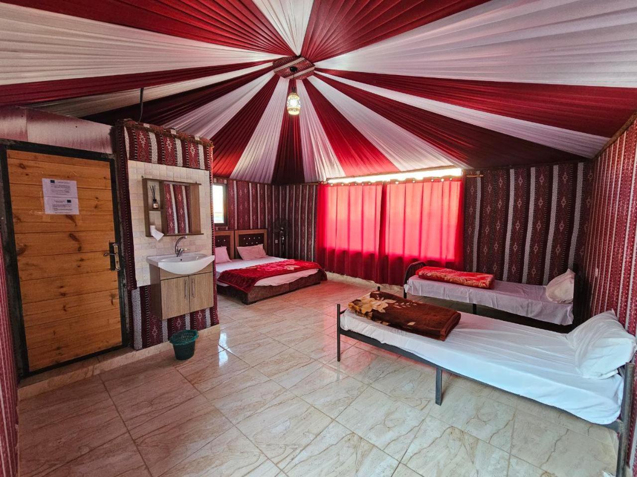 לינה וארוחת בוקר וואדי רם Beduin Star Trail Camp מראה חיצוני תמונה