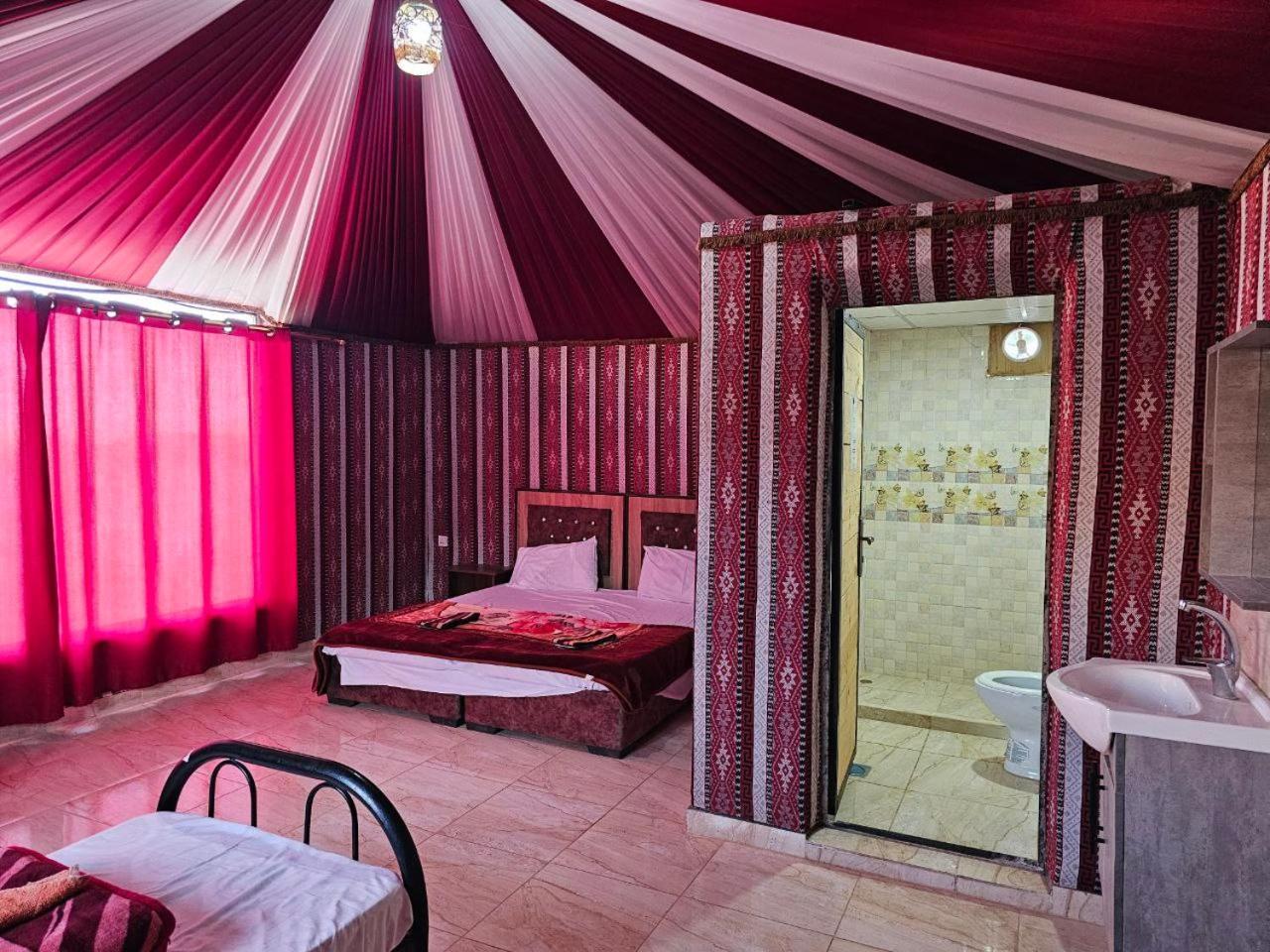 לינה וארוחת בוקר וואדי רם Beduin Star Trail Camp מראה חיצוני תמונה